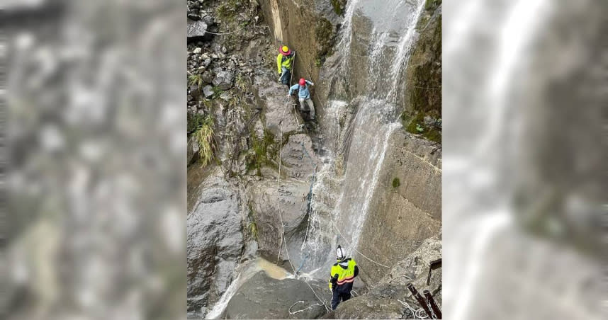 阿里山眠月線因下雨發生崩塌形成瀑布，有20名登山客受困所幸已獲救。（圖／警方提供）