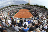 <p>Fans watch the qualification round match between Luxemburg’s Gilles Muller (bottom) and Spain’s Guillermo Garcia-Lopez during the French Open tennis tournament at the Roland Garros stadium, May 28, 2017, in Paris. (Photo: Eric Feferberg/AFP/Getty Images) </p>