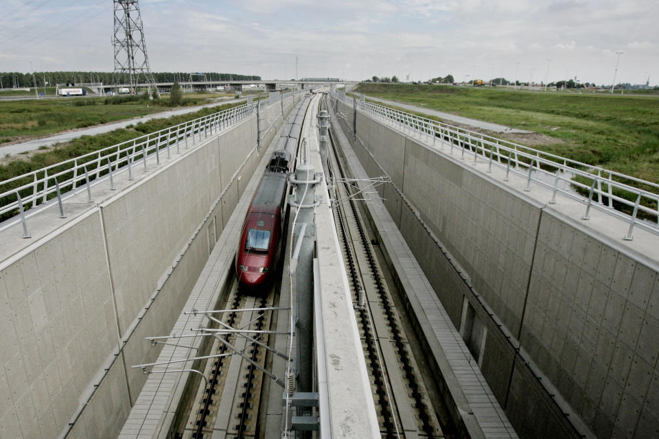 <b>HSL 1, Belgium</b> runs at a speed of 300 km/h (186 mph). It is a Belgian High speed rail line from Brussels to LGV Nord.