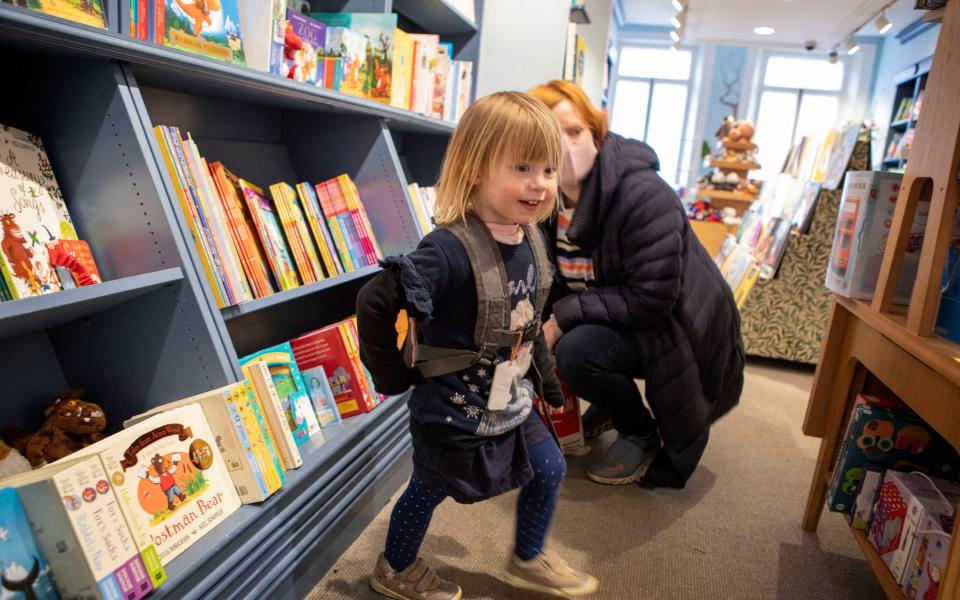 First customers in the children's books section: Leonora with two-year-old Elsa - Rii Schroer 