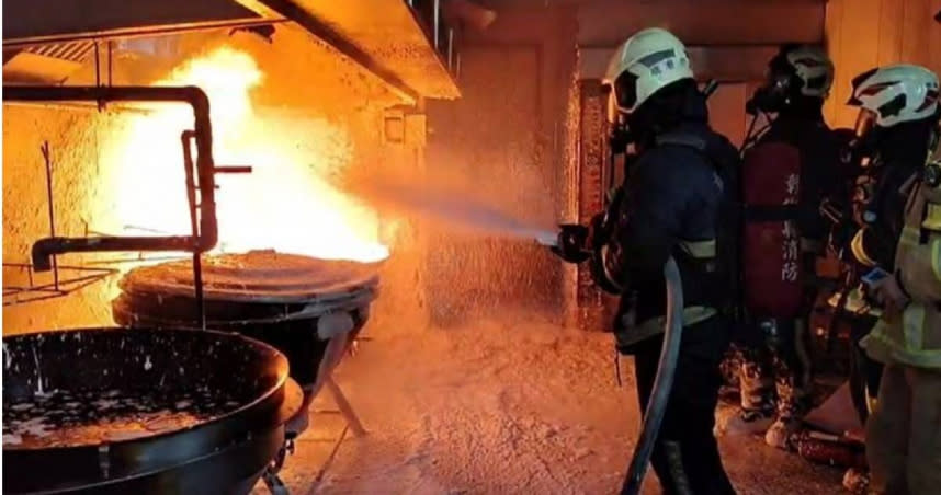 彰化鹿港1間便當工廠今天發生油鍋起火意外，2名員工於救火時慘遭熱油噴濺造成3度灼傷。（圖／翻攝畫面）