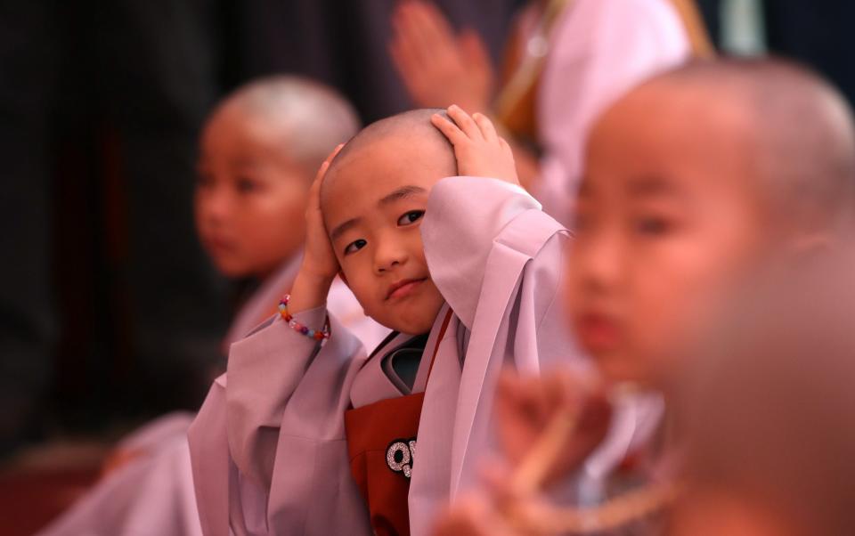   Un niño monje se frota la cabeza - Chung Sung-Jun