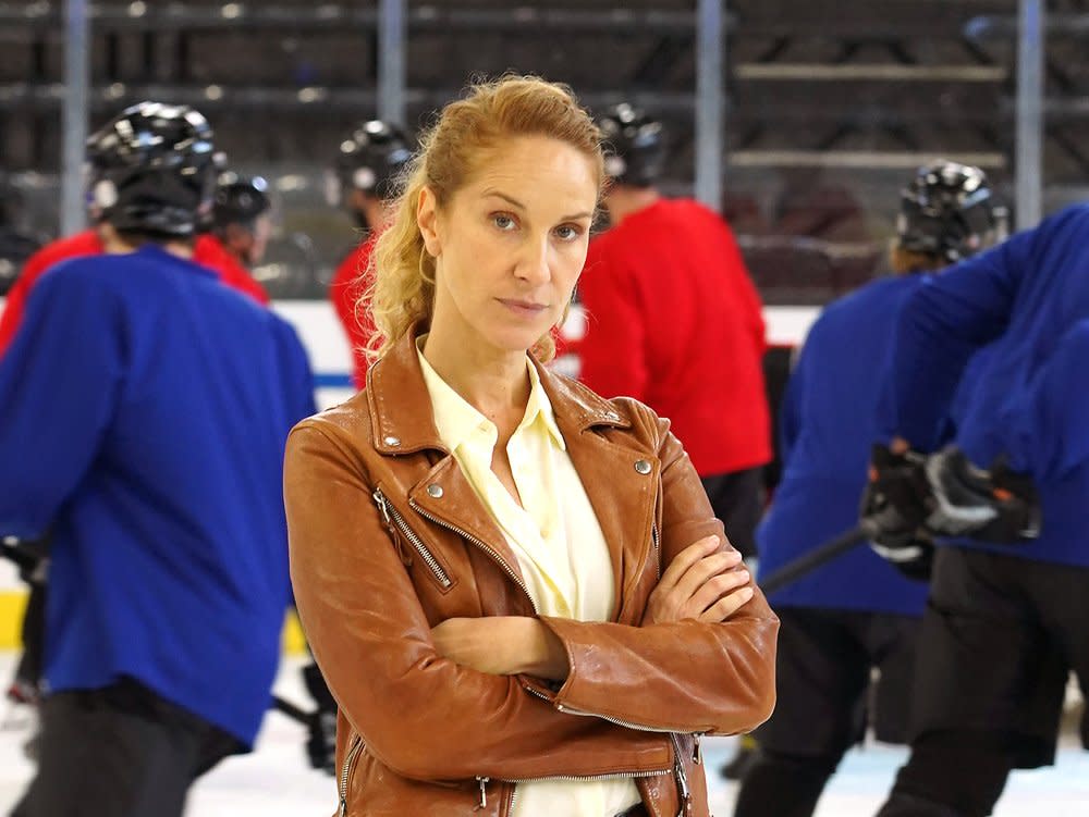 "Der Bozen-Krimi: Familienehre": "Capo" Sonja Schwarz (Chiara Schoras) ermittelt in Bozens Eishockeywelt. (Bild: ARD Degeto/Hans-Joachim Pfeiffer)