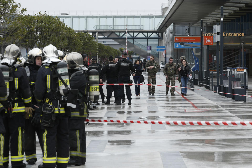 Man killed after trying to grab soldier’s gun at Paris airport