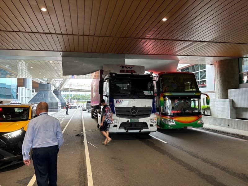 聯結車掛載貨櫃超高  撞桃機航廈通廊跨越橋 桃園國際機場第2航廈6日發生超高車輛誤闖並自撞登 機通廊跨越橋交通事故，現場經了解為李姓駕駛開著 半聯結車進入桃機園區，卻因後方掛載貨櫃過高釀 禍。 （民眾提供） 中央社記者魯鋼駿傳真  113年4月6日 