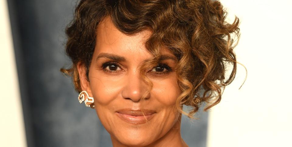 beverly hills, california march 12 2023 halle berry arrives at the vanity fair oscar party hosted by radhika jones at wallis annenberg center for the performing arts on march 12, 2023 in beverly hills, california photo by steve granitzfilmmagic