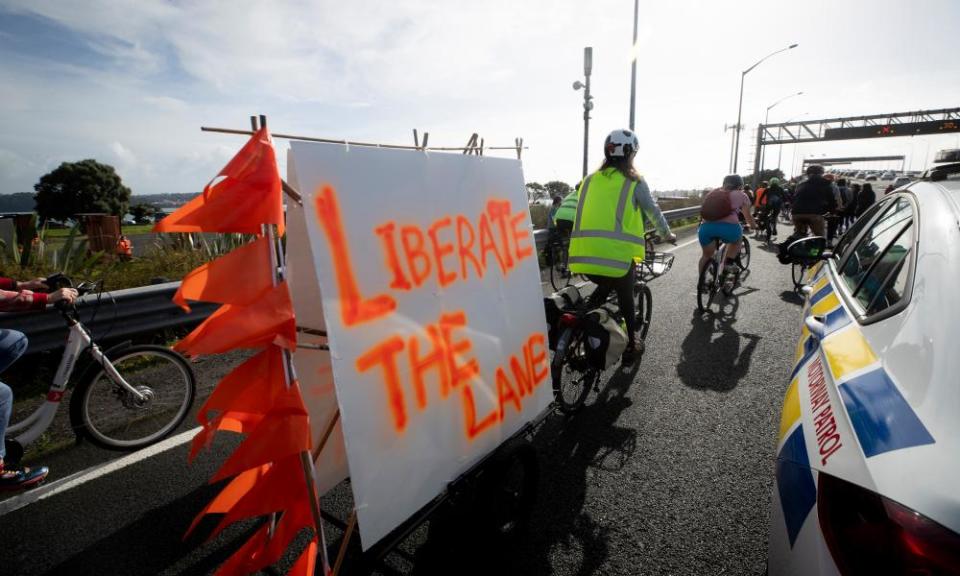 The “Liberate the Lane” group held a rally at Point Erin Park this morning, calling for a three-month cycle lane trial on the harbour bridge. After the rally hundreds of cyclists broke police lines and rode over the bridge. 30 May 2021 New Zealand Herald photograph by Dean Purcell. NZH 31May21 -