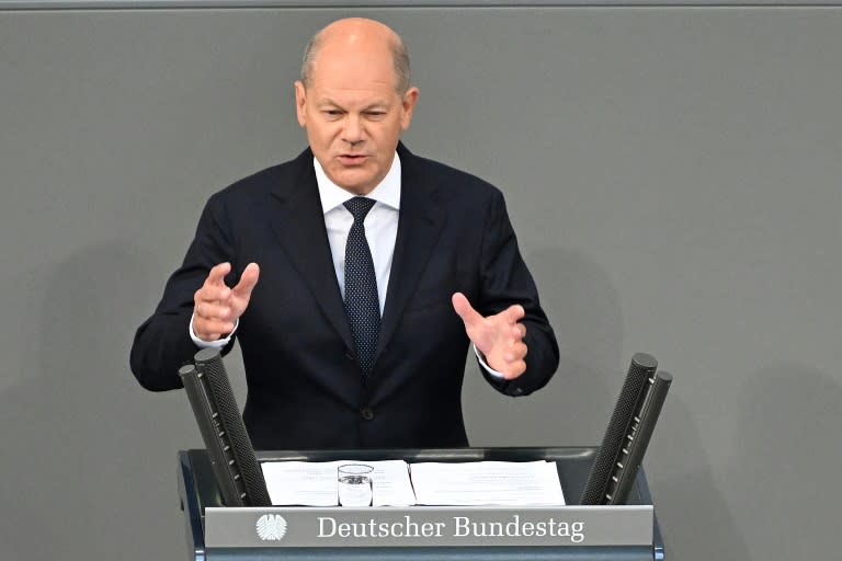 Bundeskanzler Scholz hofft beim EU-Gipfel ab Donnerstag auf rasche Zustimmung für eine zweite Amtszeit von EU-Kommissionspräsidentin Ursula von der Leyen. "Wir dürfen uns keine Hängepartie in diesen schwierigen Zeiten leisten", sagte Scholz im Bundestag. (RALF HIRSCHBERGER)