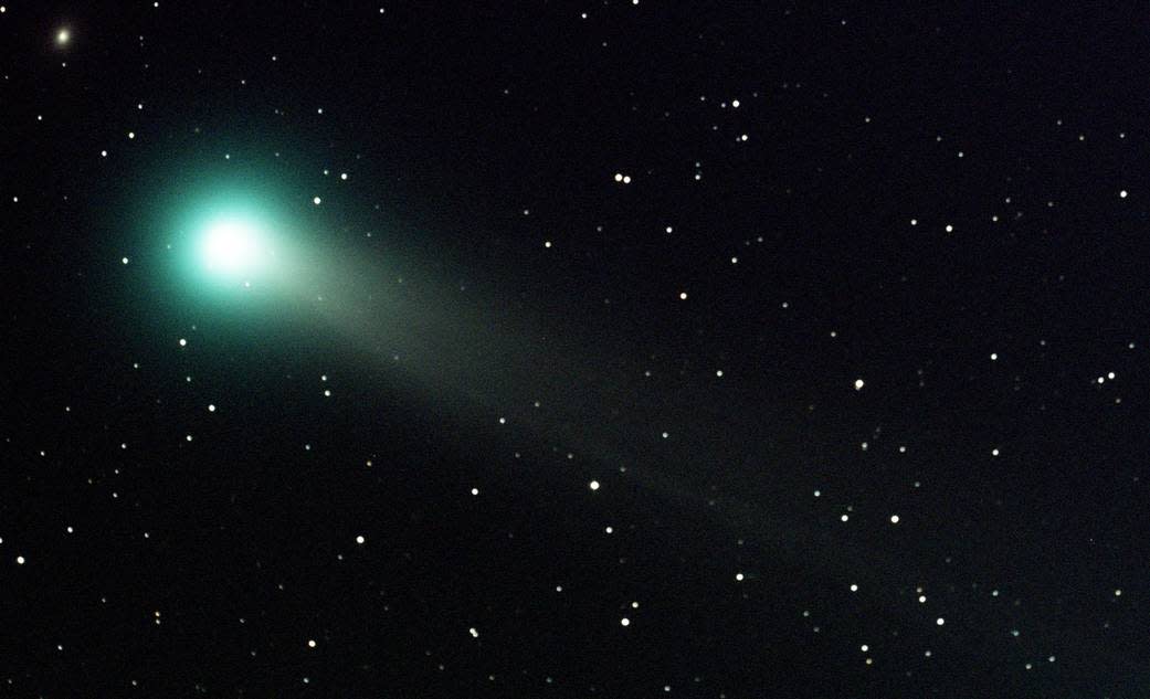 Image shows Comet Lovejoy (NASA) 