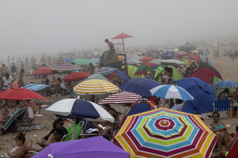 La típica postal de los balnearios de Villa Gesell en pleno enero