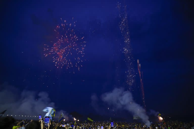 Petardos y fuegos artificiales, un show extra en el Banderazo xeneize