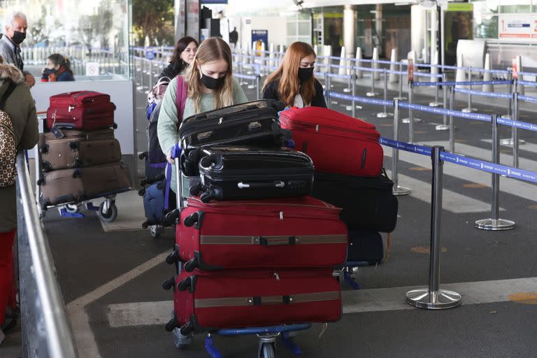 Llegada de pasajeros argentinos del exterior en el primer día de nueva flexibilización en las restricciones de vuelos