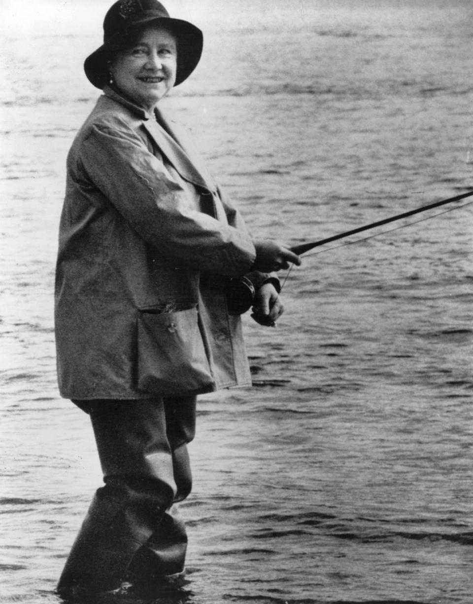 <p>La pesca o las carreras de caballos eran algunas de sus aficiones preferidas, pero también era “una bebedora devota” (así la describió su secretario privado, Colin Burgess). Aquí vemos a la monarca pescando en el lago Wānaka de Nueva Zelanda, país que visitó en 1966. (Foto: Central Press / Getty Images)</p> 