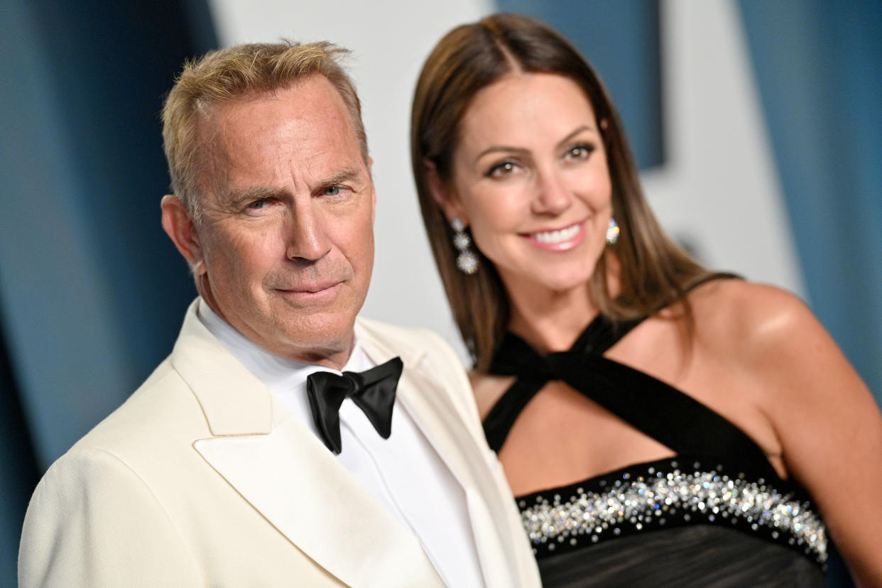 BEVERLY HILLS, CALIFORNIA - MARCH 27: (L-R) Kevin Costner and Christine Baumgartner attend the 2022 Vanity Fair Oscar Party hosted by Radhika Jones at Wallis Annenberg Center for the Performing Arts on March 27, 2022 in Beverly Hills, California. (Photo by Lionel Hahn/Getty Images)