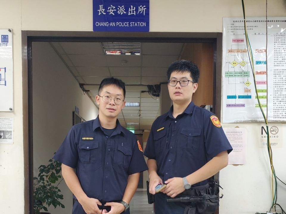 圖說：臺北市北投分局長安派出所警員黃柏智、李心凱。