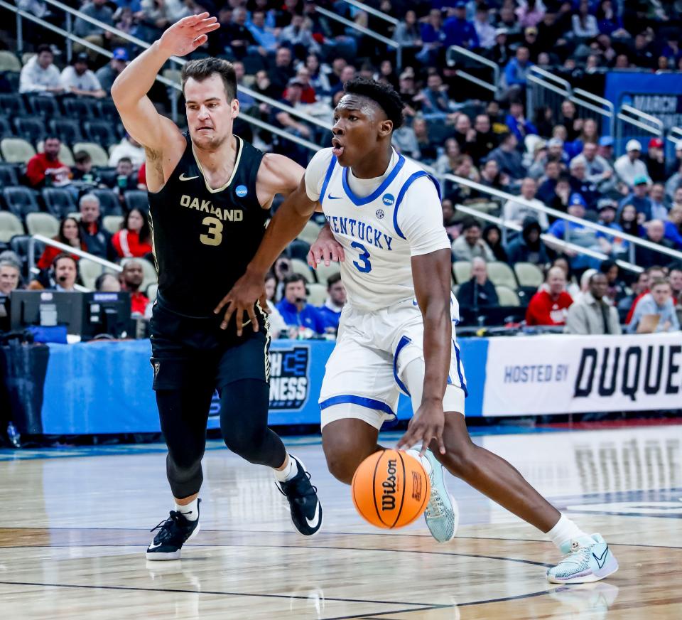 Mar 21, 2024; Pittsburgh, PA, USA; Kentucky Wildcats guard Adou Thiero (3) handles the ball against Oakland Golden Grizzlies guard Jack Gohlke (3) in the first round of the 2024 NCAA Tournament at PPG Paints Arena. Mandatory Credit: Charles LeClaire-USA TODAY Sports