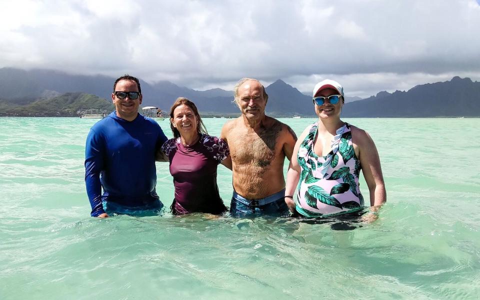 Familientreffen auf Hawaii: Sohn Jason (im Foto links) und Tochter Janina besuchen die Reimanns.  (Bild: Kabel Eins)