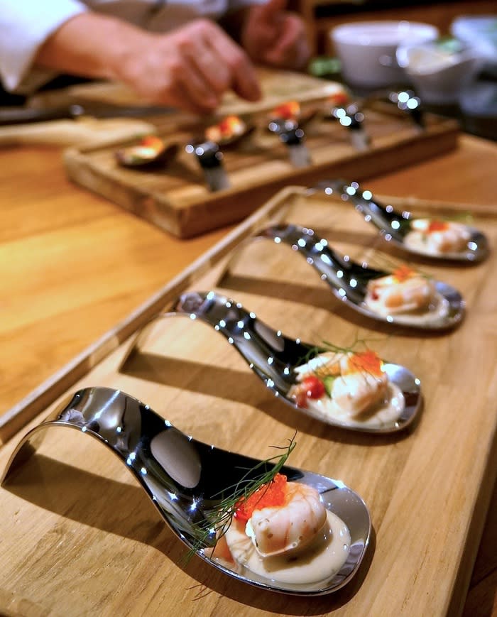 Amuse gambita con salsa japonesa: The pomegranate gives an Iberian identity to the already familiar amuse.