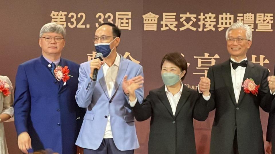 國民黨主席朱立倫晚間與台中市長盧秀燕同台。（圖／國民黨提供）