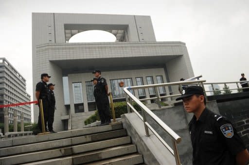 La policía china custodia la entrada de la Corte de Hefei (Anhui, China), este sábado. El proceso criminal de Gu Kailai y sus cómplices era objeto de censura en la red este sábado en China y los grandes diarios habían recibido claramente instrucciones de utilizar como fuente única la agencia estatal. (AFP | peter parks)