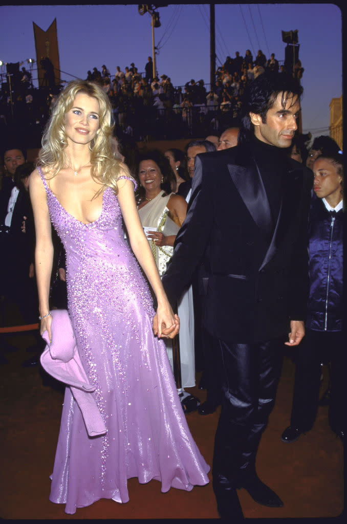 Une love story bidon ? Dans les années 90, Claudia Schiffer et l’illusionniste américain David Copperfield forment un power couple. Le top allemand n’hésite pas à se faire "<em>couper en deux</em>" lors des spectacles du magicien et ils s’affichent, pendant 6 ans, très amoureux. Mais selon des rumeurs persistantes, ce duo ne serait lié que par un contrat pour augmenter la notoriété de l’un en Europe et celle de l’autre outre-Atlantique. Le mystère demeure… ©The LIFE Picture Collection/Getty Images