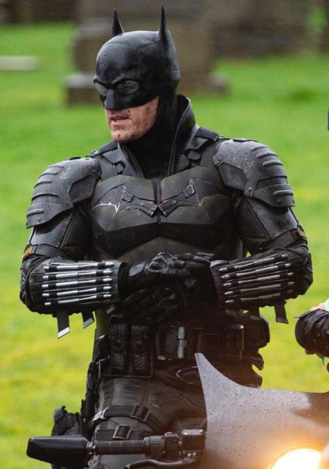 The Batman: nuevas fotos del traje completo del superhéroe y la Batimoto