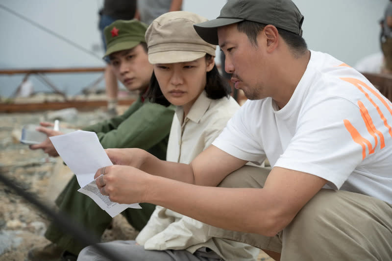 曾國祥擔任「3體」首2集導演 電影「少年的你」、「七月與安生」香港導演曾國祥 （右）擔任Netflix原創科幻驚悚影集「3體」首2集導 演，呈現劇中要角「葉文潔」的背景故事，與演員曾 靖（中）有不少合作。 （Netflix提供） 中央社記者葉冠吟傳真  113年3月21日 