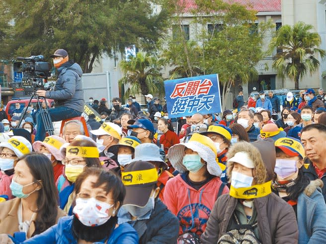 中天開講5日在新竹舉行，許多民眾不畏低溫到場支持。（邱立雅攝）