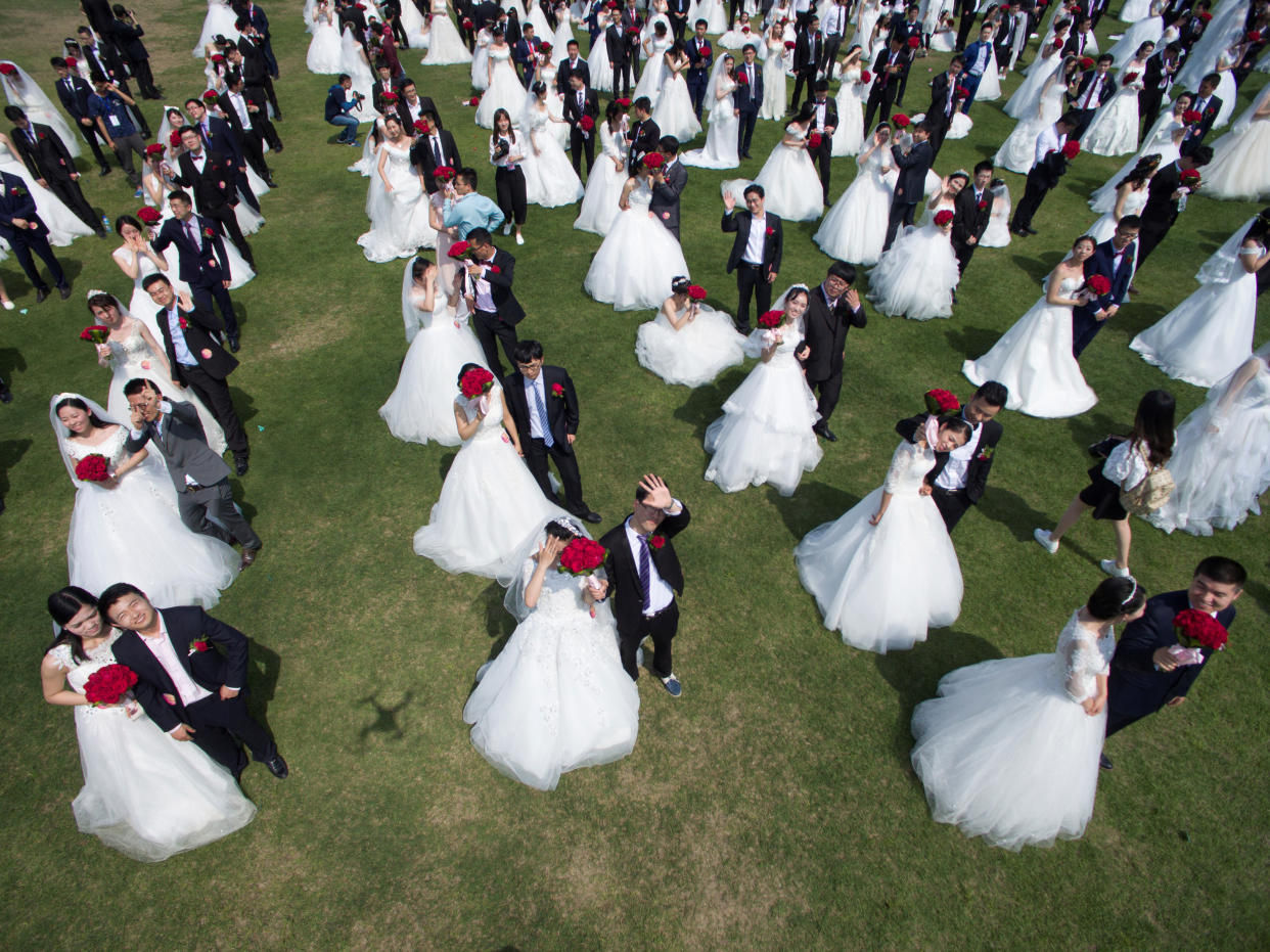 Gleichzeitig wie hier bei dieser Massenhochzeit in Hangzhou haben die Familienmitglieder wenigstens nicht geheiratet. (REUTERS/Stringer )