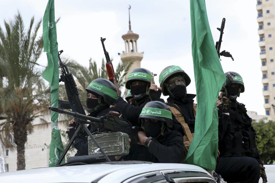 Militantes enmascarados de las Brigadas Izzedine al-Qassam, brazo militar de Hamás. <a href="https://newsroom.ap.org/detail/PalestiniansHamasanniversary/919f51e5b9314839a8fbe54bc4e75fcd/photo?Query=hamas%20fighters&mediaType=photo&sortBy=&dateRange=Anytime&totalCount=4&currentItemNo=3&vs=true" rel="nofollow noopener" target="_blank" data-ylk="slk:AP Photo/Adel Hana;elm:context_link;itc:0;sec:content-canvas" class="link ">AP Photo/Adel Hana</a>