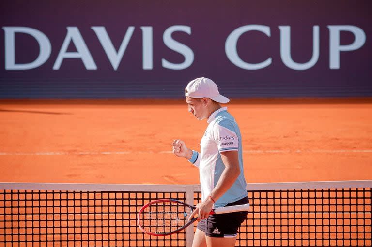 Sebastián Báez tuvo que jugar ante el mejor lituano, Ricardas Berankis, y pudo vencerlo en tres sets, por el segundo punto de la serie 