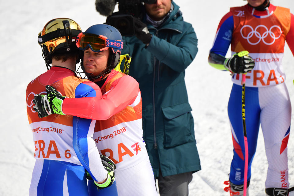 <p>04h37 : l’équipe de France de ski rate le bronze pour 12 centièmes face à la Norvège. En finale, la Suisse domine l’Autriche. “Nos favoris, Tessa Worley et Alexis Pinturault, n’étaient pas à leur meilleur niveau. Surtout, nos skieurs ne se sont pas forcément bien complétés. C’est un peu dommage”, regrette notre consultant, Edgar Grospiron. </p>