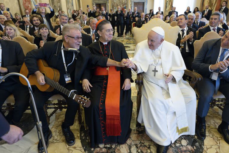 León Giego le cantó "Solo le pido a Dios" al Papa Francisco en el Vaticano