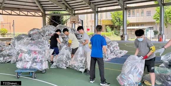 南市環保局響應舊鞋救命募集活動招募志工及物資，鼓勵市民踴躍送愛。（記者李嘉祥攝）