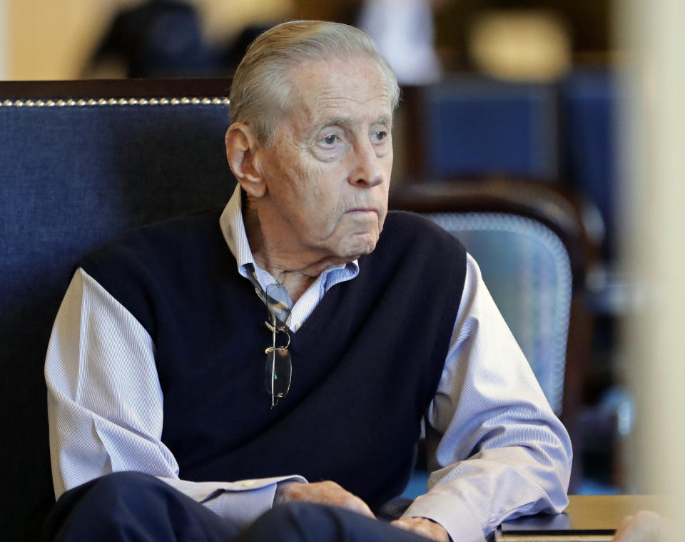 Fred Wilpon, majority owner of the New York Mets, speaks with a friend in a hotel lobby during baseball owners meetings Thursday, Feb. 7, 2019, in Orlando, Fla. (AP Photo/John Raoux)