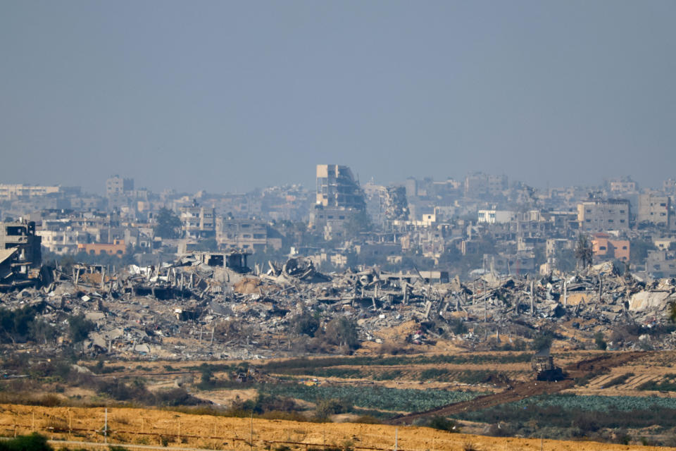 以色列和巴勒斯坦伊斯蘭組織哈瑪斯之間的臨時休戰期滿。圖為加薩受損的建築物。（路透社）