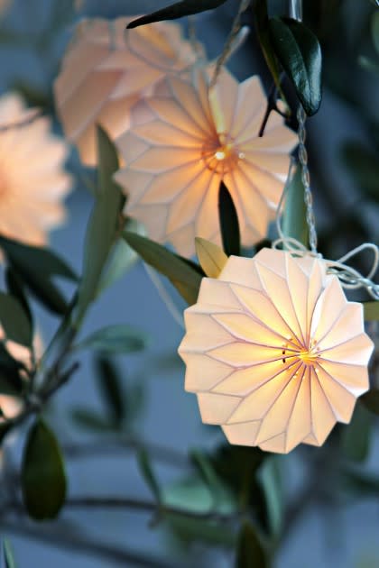 Für märchenhafte Akzente im Garten und auf dem Balkon sorgen diese zahlreichen kleinen Lampions. Dekorieren können Sie die hübsche LED-Lichterkette, wo immer sie Ihnen am besten gefällt – auch im höchsten Baum weit weg von Ihrer Terrasse, denn: Die Lichterkette wird mit Batterie betrieben und ist daher unabhängig von jeder Steckdose! Für 49,95 Euro gesehen bei www.mirabeau-versand.de.