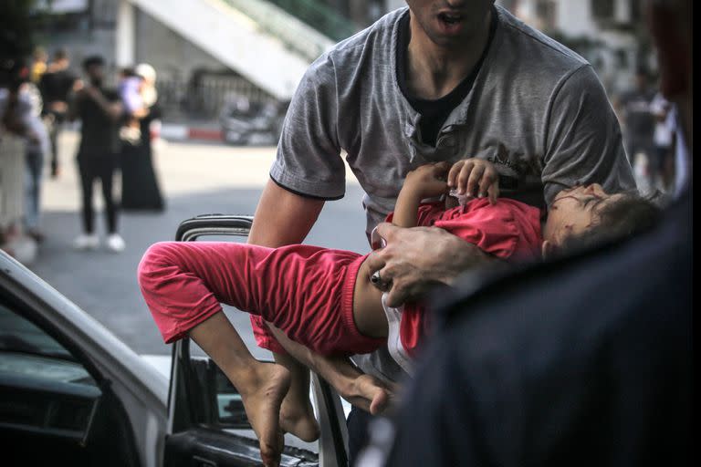 Un niño herido en Gaza tras los ataques de Israel. (Photo by ANAS BABA / AFP)