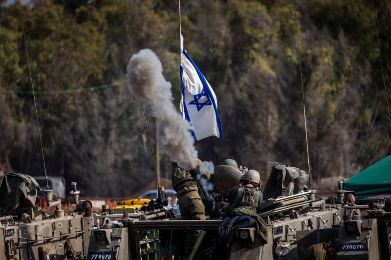 Israeli soldiers fire missiles on the Gaza-Israel border as fighting between Israeli troops and Islamist Hamas militants continues. Ilia Yefimovich/dpa