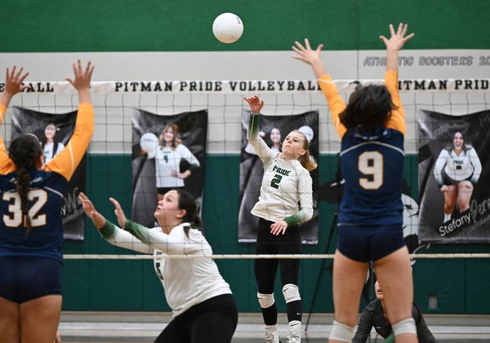 Pitman’s Aila Reich keeps the ball in play from the back court during the non-league match with Oak Ridge at Pitman High School in Turlock, Calif., Thursday, September 7, 2023.