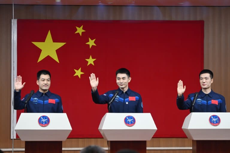 (g-d) Les trois astronautes chinois de la mission spatiale Shenzhou-18, Li Guangsu, Ye Guangfu et Li Cong lors d'une conférence de presse au Centre de lancement de satellites de Jiuquan, dans le désert de Gobi, le 24 avril 2024 (GREG BAKER)