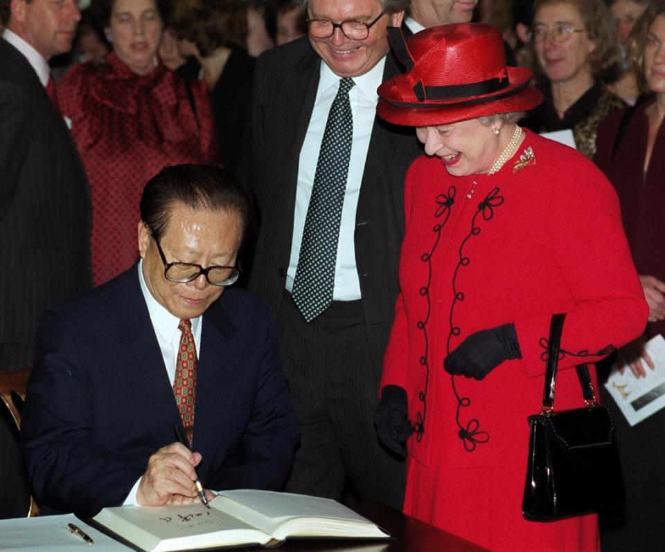 1999年10月21日，英國倫敦，英女王伊莉莎白二世與到訪的中國國家主席江澤民參觀大英博物館後簽署紀念冊。