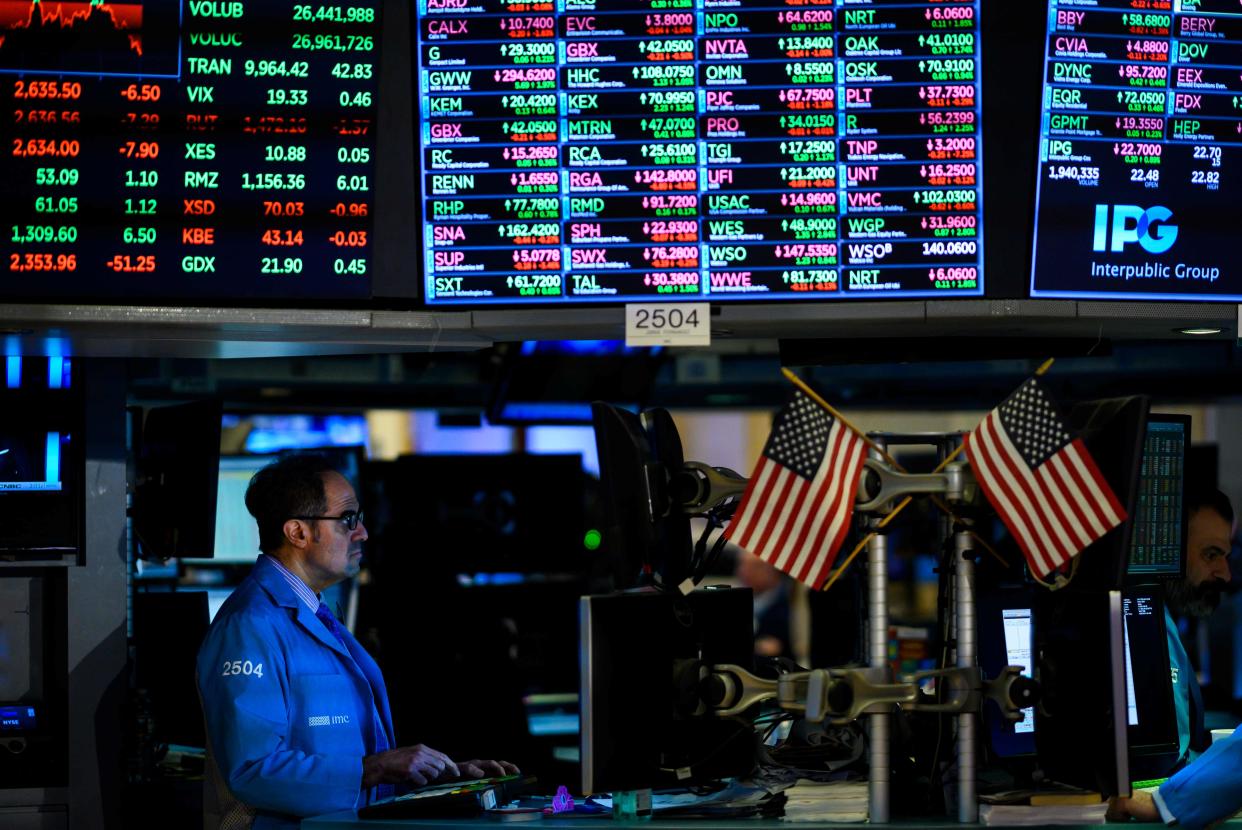 Traders and financial professionals work ahead of the closing bell on the floor of the New York Stock Exchange (NYSE) on January 29, 2019, in New York City.
