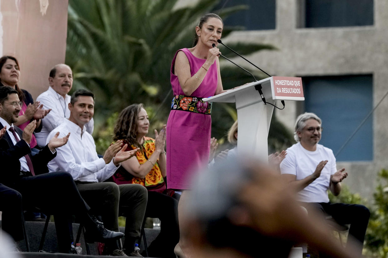 Con todo el aparato: así es una asamblea informativa de Claudia Sheinbaum (AP Foto/Eduardo Verdugo)