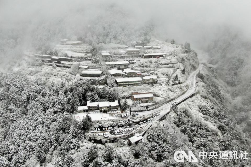 寒流襲台，8日太平山國家森林遊樂區下雪，太平山莊建築在白雪覆蓋下，成了一座雪中山城。（中央社）