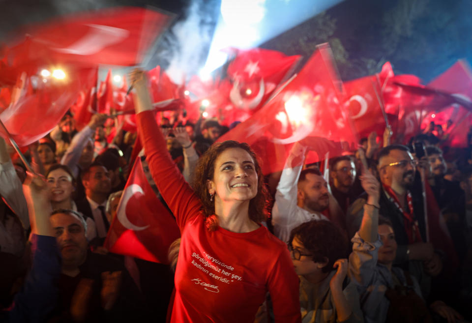 Opositores a Erdogan celebran su derrota en Estambul. (Photo by Ozan Guzelce/ dia images via Getty Images)