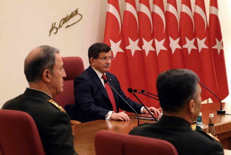 土耳其總理達武特奧盧（Ahmet Davutoğlu）26日與軍方開會（美聯社）