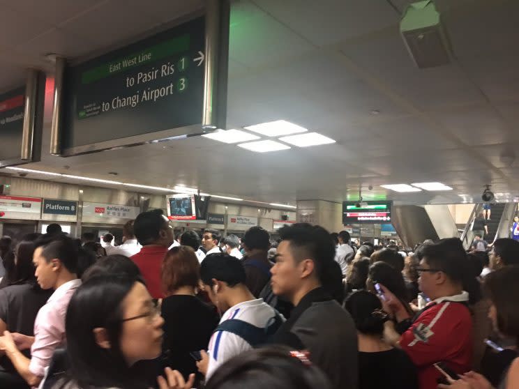 Commuters travelling along the North-South Line faced long delays on the evening of 1 June 2017 due to new signalling system checks by SMRT. Photo: POYOSANN VIP/Twitter