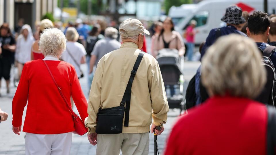 Studie: Deutsche Bevölkerung legt bis 2040 zu und altert. (Bild: Jan Woitas/dpa)