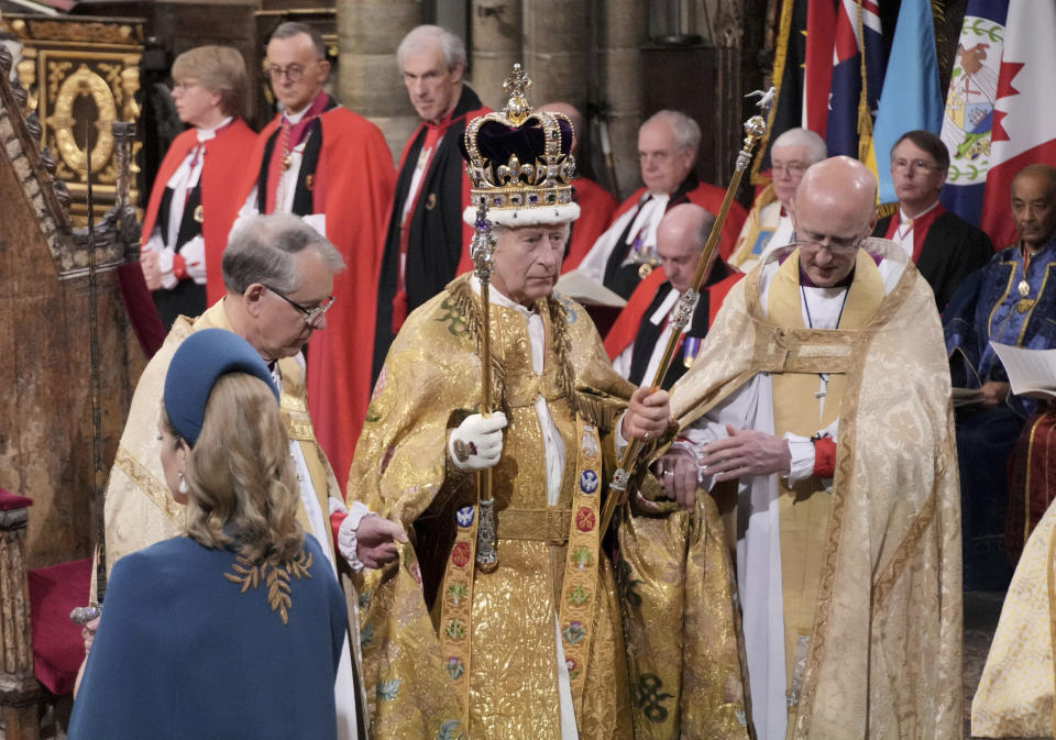El rey Carlos III sostiene el Cetro con Cruz del Soberano después de que el arzobispo de Canterbury, el reverendo Justin Welby, lo coronara con la Corona de San Eduardo durante la ceremonia de coronación en la Abadía de Westminster, Londres, el sábado 6 de mayo de 2023. (Jonathan Brady/Pool Photo vía AP)